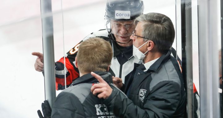 Бывший главный арбитр КХЛ подробно разобрал момент с отменённым голом «Локомотива»