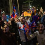 Фанаты «Барселоны» оскорбили несколько сотен болельщиков «ПСЖ» перед игрой ЛЧ — RMC Sport