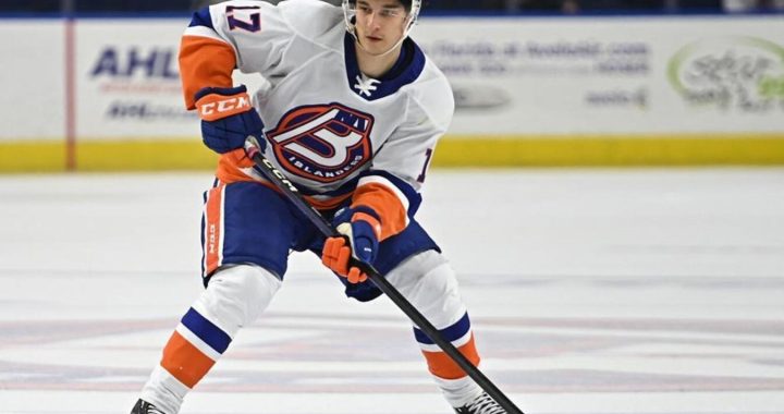 Форвард «Айлендерс» Руслан Исхаков набрал первое очко в своём дебютном матче в НХЛ