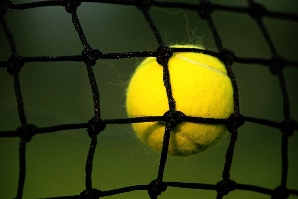 Фанаты жалуются, что мячи плохо видны на грунте. А когда же в теннисе они стали жёлтыми?