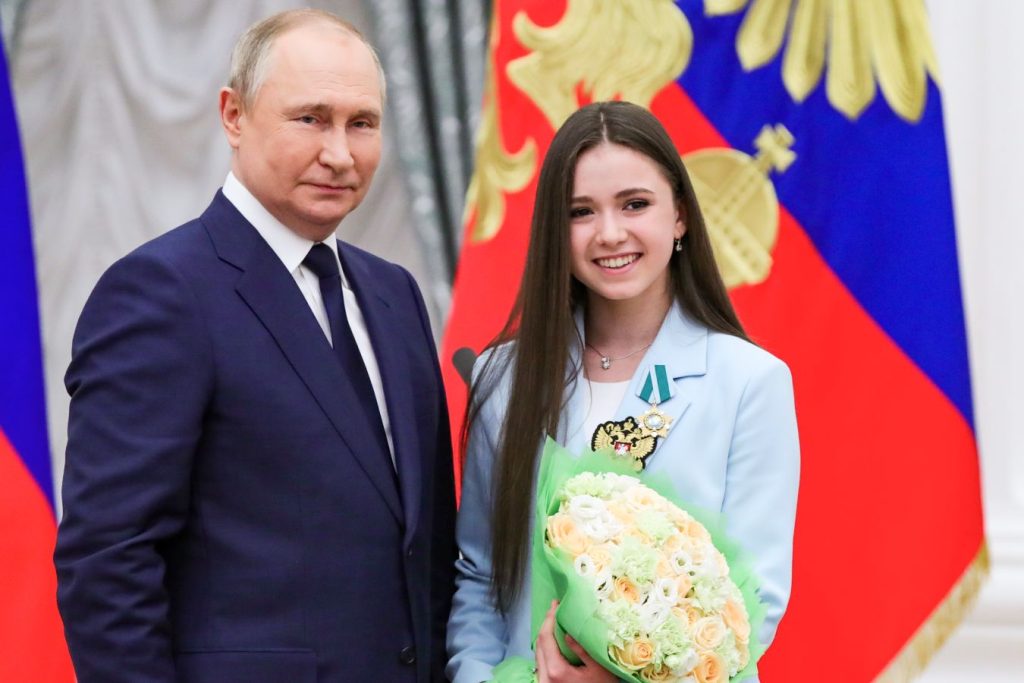 Валиева снялась в выпуске «Битвы экстрасенсов», куда принесла пиджак со встречи с Путиным