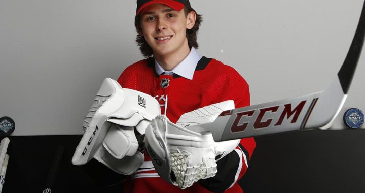 Голкипер «Каролины» Кочетков дебютирует в нынешнем плей-офф НХЛ