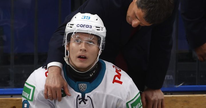 Инсайдер НХЛ рассказал, повлияют ли санкции ИИХФ Федотову на приезд Мичкова в «Флайерз»