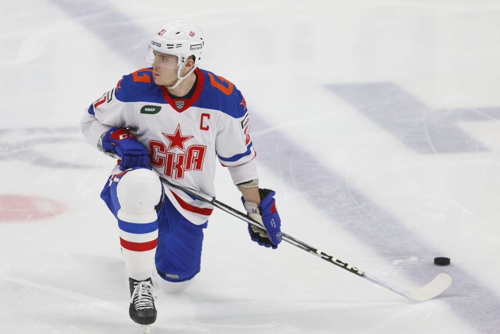 Никишин получил две личные награды КХЛ по итогам сезона