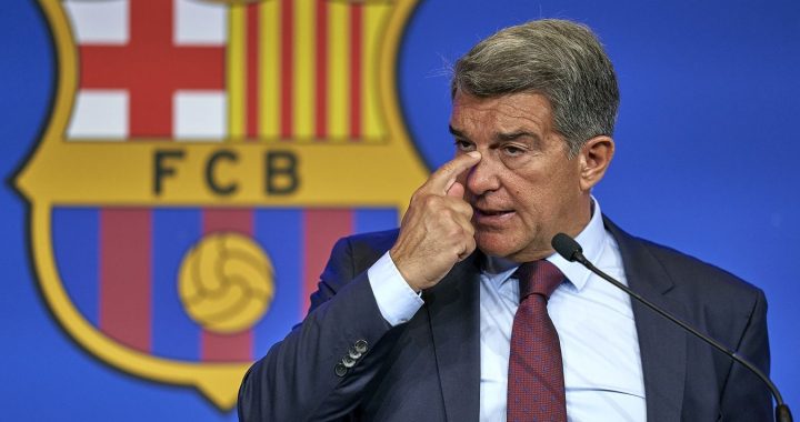 Жоана Лапорту призвали подать в отставку с поста президента «Барселоны»