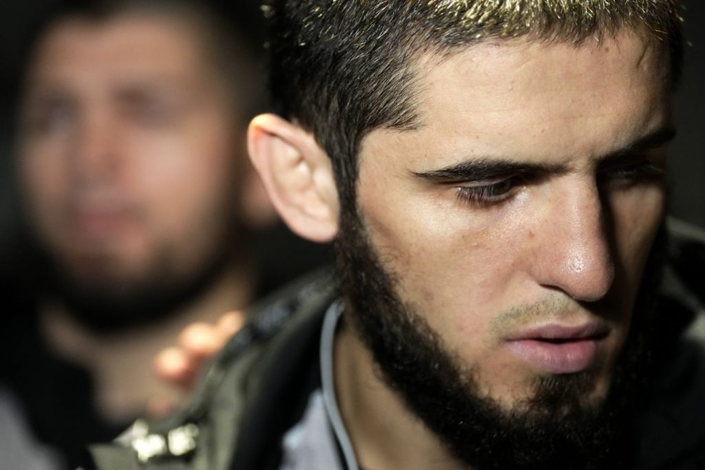 Стало известно, кто будет в углу Ислама Махачева во время его боя с Маддаленой на UFC 322