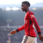 «Свободу Кобби Майну!» Брат хавбека «МЮ» сфотографировался на «Олд Траффорд» в провокационной футболке