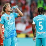 Андрею Мостовому вручили приз за победу в премии «Джентльмен года» и карикатурный портрет