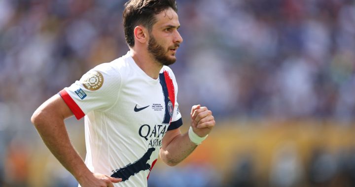 Хвича Кварацхелия опубликовал фото с медалью после победы «ПСЖ» в Межконтинентальном кубке