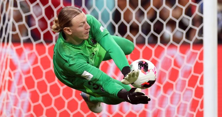 «Среди запрещённого в контракте с «ПСЖ» не нашел квиддич». Сафонов выложил фото с метлой