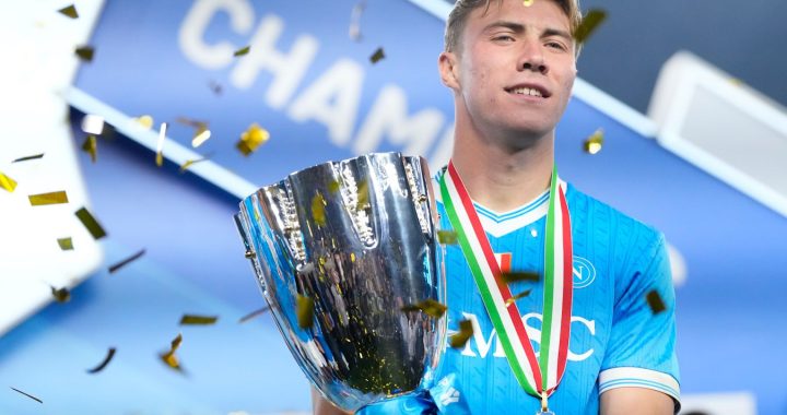 «Так выглядит отличное решение». Хойлунд опубликовал фото с трофеем Суперкубка Италии