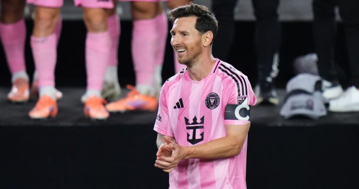 Жена Лионеля Месси показала рождественские фото с футболистом