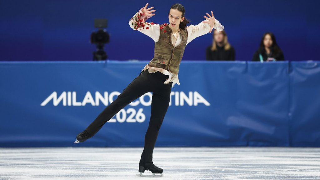 Флаг России пронесли на арену выступления Петра Гуменника на Зимней Олимпиаде-2026