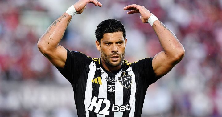 39-летний Халк оформил хет-трик за «Атлетико Минейро», забив с игры, с пенальти и реализовал штрафной с 35 метров