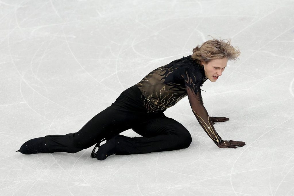 Видео произвольной программы Ильи Малинина на Олимпиаде-2026 с падениями и «бабочками»