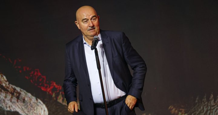 «Мечты сбываются». Черчесов вручил Акинфееву свою именную футболку