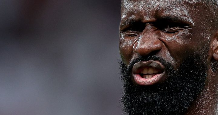 Рюдигер в падении ударил коленом игрока «Хетафе» Рико по челюсти в матче Ла Лиги