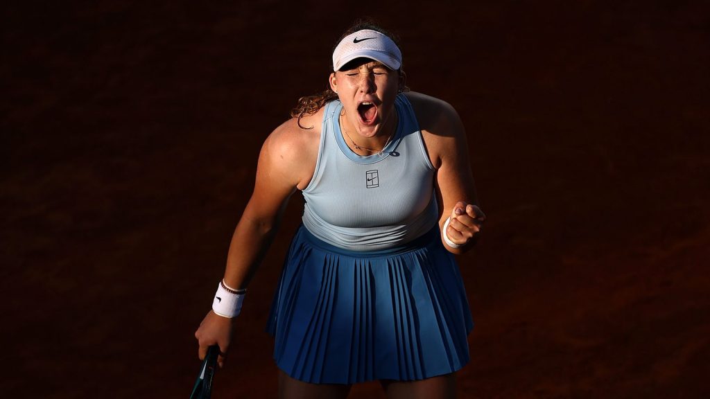 Андреева стала первой за семь лет теннисисткой, сумевшей обыграть Швентек на грунте, уступив ей в первом сете