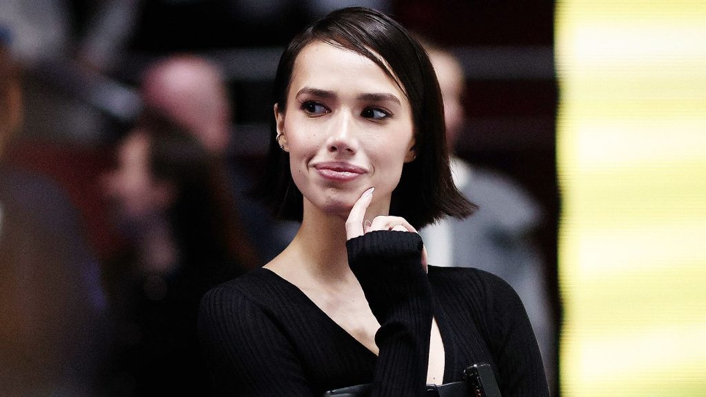 Загитова выложила видео с огромной корзиной цветов: «Статус моего сердца: «Навечно занят»