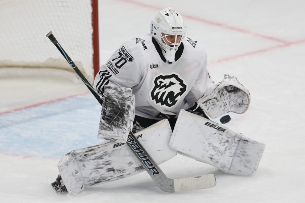 Голкипер Николаев объяснил, почему в «Тракторе» вратарю играть легче, чем в «Спартаке»