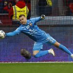 Гус Хиддинк, Баста и Сергей Бурунов поздравили вратаря ЦСКА Акинфеева с 40-летием