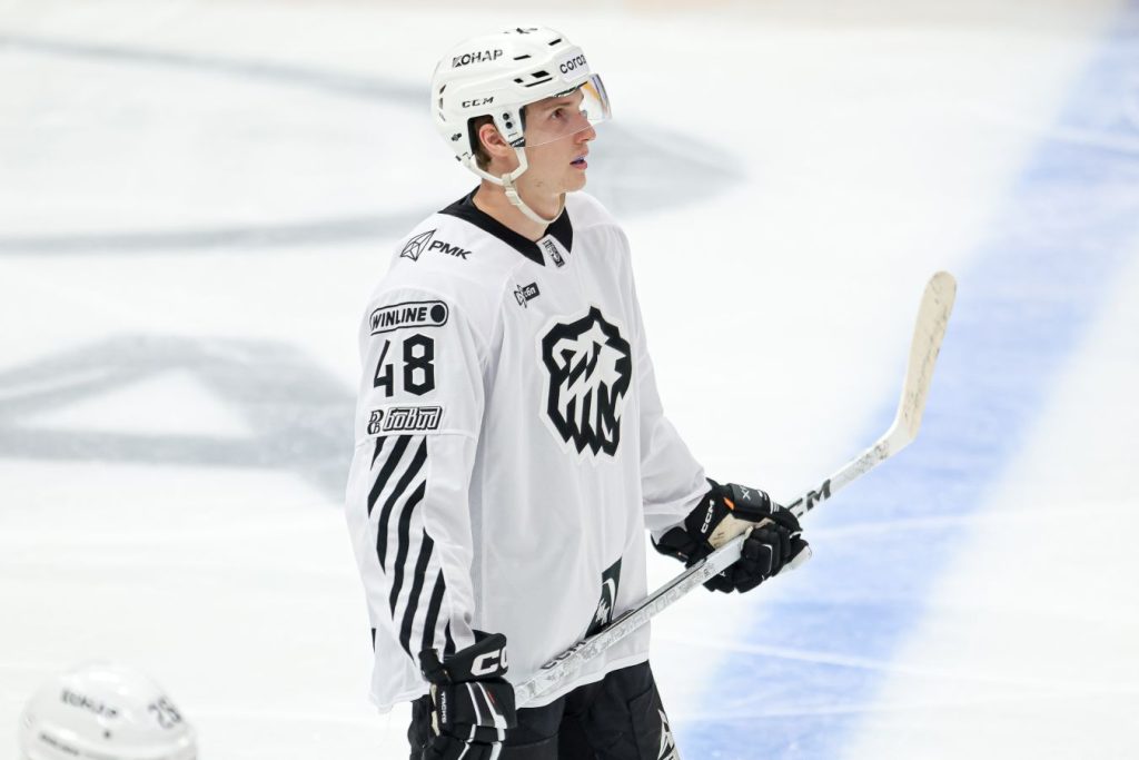 «Такой шанс бывает не у многих». Коромыслов рассказал о решении продолжить карьеру в НХЛ