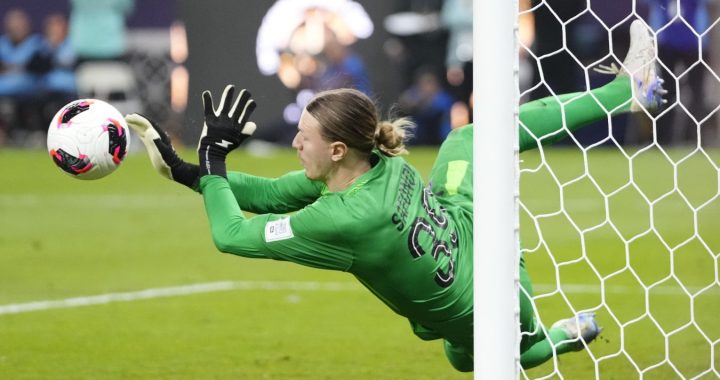 «Уникальная техника, отличающаяся от современных тенденций». L'Équipe — о Сафонове в «ПСЖ»