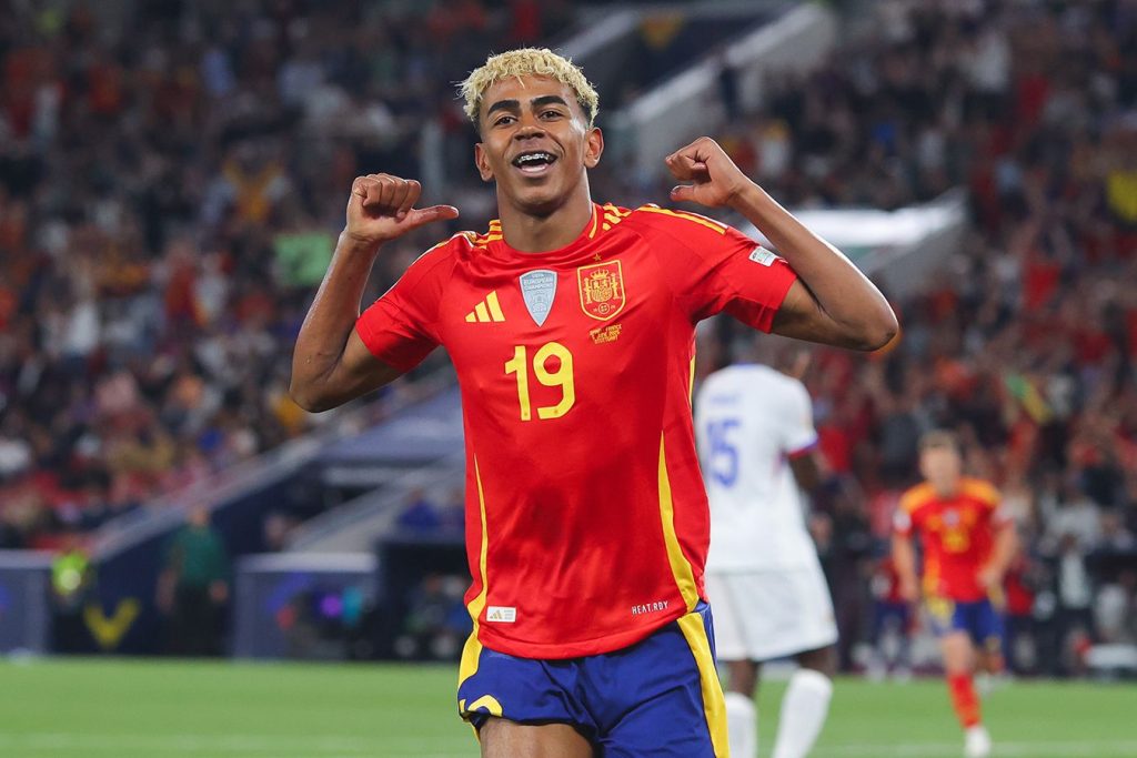 Ямаль сделал заявление, где раскритиковал фанатов, выкрикивавших лозунги в адрес мусульман